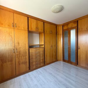 ROUPEIRO COM MALEIRO + SAPATEIRA EXTERNA - MADEIRA + LÂMINA DE MADEIRA - PAREDE EM L - PORTA CENTRAL DE ACESSO A BANHEIRO — D038.106