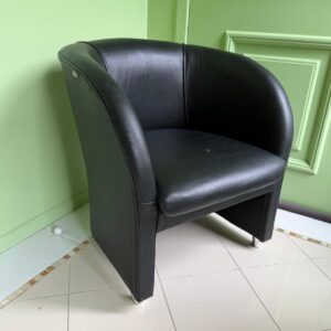 2 POLTRONAS PRETAS - CORINO - Valor por peça — A126.02