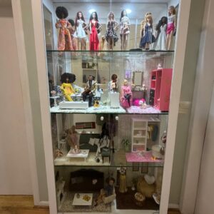 CRISTALEIRA - MADEIRA DEMOLIÇÃO MACIÇA + PINTURA BRANCA + LATERAIS, PRATELEIRAS E FRENTE DE VIDRO + ILUMINAÇÃO + FUNDO ESPELHADO — C081.104