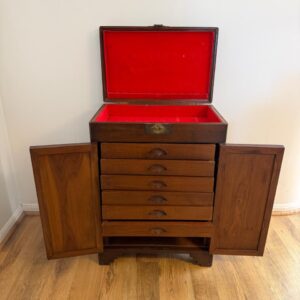 ARMÁRIO ORIENTAL PARA FAQUEIRO - MADEIRA MACIÇA ENTALHADA - FORRAÇÃO VELUDO VERMELHO — C081.100