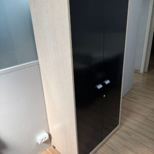 ARMÁRIO PARA ESCRITÓRIO - 2 PORTAS METÁLICAS + LATERAL EM MDF AMADEIRADO — A037.401