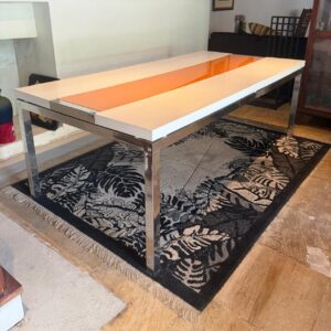 PEÇA QUE FICOU FAMOSA ! - MESA DE JANTAR - PÉS INOX - TAMPO MDF LAQUEADO + VIDRO ALARANJADO NA PARTE CENTRAL — R093.22