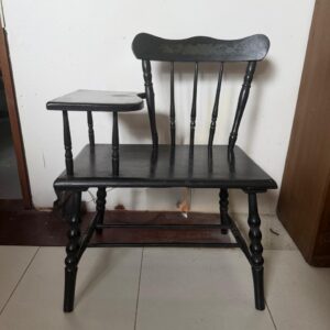 MESINHA E CADEIRINHA ACOPLADA - ANTIGA MESA DE TELEFONE - MADEIRA — R093.18