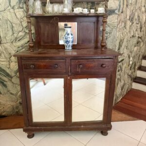 PEÇA DE ANTIQUÁRIO - BAR ANTIGO - MADEIRA + ESPELHO AO FUNDO + ARMARINHO PORTAS DE ESPELHO + TAMPO DE PEDRA — R093.19