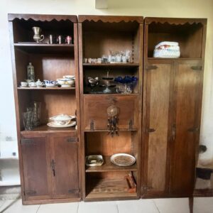 ARMÁRIO TRIPARTIDO - MADEIRA + LÂMINA - PEÇA ANTIGA - VINDA DO RIO DE JANEIRO - PRATELEIRAS MÓVEIS - PORTA LEVADIÇA NO CENTRO — R093.21