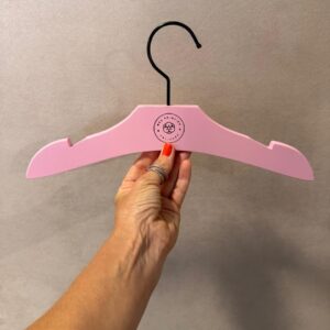 LOTE ÚNICO - 8 CABIDES SEM PRESILHA + 7 COM PRESILHA - MADEIRA - COR ROSA - MEU PRIMEIRO VALISEIRE - PEQUENO - Valor do lote inteiro — F060.106