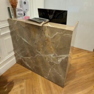 BALCÃO CAIXA EM L - MDF NA PARTE INTERNA COM GAVETAS, BANCADA E NICHOS - PEDRA ITALIANA — F060.109