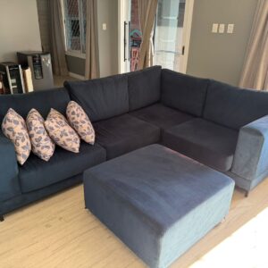 SOFÁ EM L + PUFE COM RODÍZIO - AZUL - BIPARTIDO  — J028.100