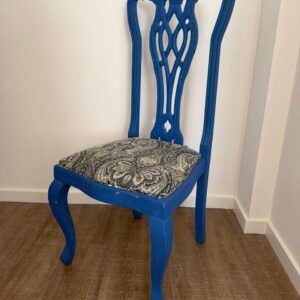 CADEIRA ANTIGA - PEÇA ÚNICA - PINTURA AZUL FOSCA — G060.04