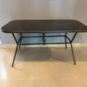 MESA RETANGULAR - TAMPO VIDRO PRETO + FURO CENTRAL PARA GUARDA-SOL - BASE FERRO - ÁREA EXTERNA COBERTA — G060.10