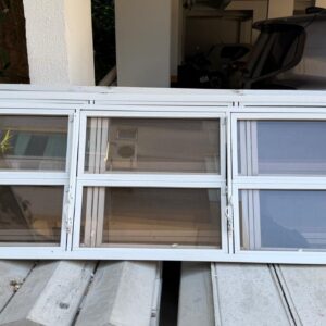 6 JANELAS ALUMÍNIO BRANCO + VIDRO MARROM - 3 BASCULANTES DUPLAS EM CADA - Valor por peça — J039.604