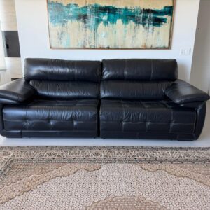 SOFÁ DE COURO - MEMPRA DESIGN - PRETO COM PERSPONTO CRU - RETRÁTIL, BIPARTIDO E COM ENCOSTO DE CABEÇA RECLINÁVEL — M142.01