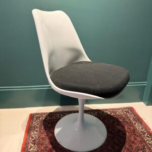 PEÇA ÚNICA - CADEIRA MODELO SAARINEN - BRANCA - PÉ FERRO - ASSENTO ALMOFADA PRETA — M143.03