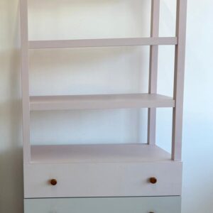 ESTANTE + GAVETEIRO - ESTRUTURA FORMATO CASINHA - 3 TONS - MDF - PUXADORES MADEIRA — J070.05