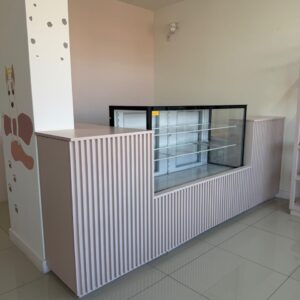 BALCÃO CAIXA + VITRINE REFRIGERADA + BALCÃO ATENDIMENTO COM ARMARINHOS 2 PORTAS - PEÇAS INDEPENDENTES — J070.01