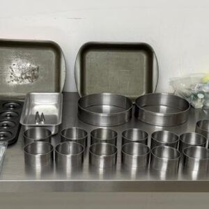 COMBO CONFEITEIRO: FORMAS, ASSADEIRAS, AROS, CORTADORES TEMÁTICOS, MOLDES ACETATO, BOWLS INOX, AVENTAL — J070.21