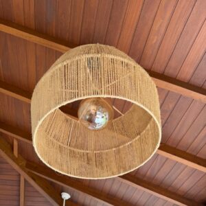 LUSTRE PENDENTE - SISAL NATURAL + LÂMPADA FILAMENTO DE 20 CM DE DIÂMETRO — L082.101