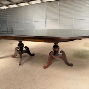 MESA DE JANTAR - GRANDE - COM EXPANSOR - SOBRETAMPO DE VIDRO - EXTREMIDADES ARREDONDADAS - 2 PÉS TORNEADOS - LÂMINA NO TAMPO — L079.104