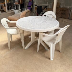 CONJUNTO PVC - MESA REDONDA COM MOSAICO NO TAMPO + 3 CADEIRAS COM BRAÇO — L079.107