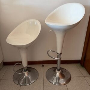 PAR DE BANQUETAS - BRANCAS - SOBE E DESCE — J071.37