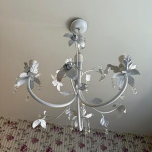 LUSTRE - FERRO - BRANCO - 3 BRAÇOS - DETALHE FLORAL — J071.15