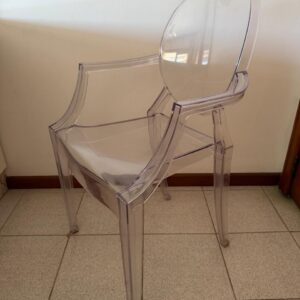 4 CADEIRAS COM BRAÇO - MODELO CRISTAL LOUIS GHOST - ENCOSTO MEDALHÃO - Valor por peça — J071.32