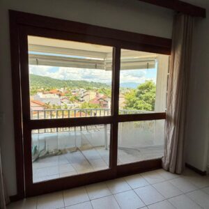 LOTE ÚNICO - 2 ESQUADRIAS DE MADEIRA - 2 PORTAS DE CORRER CADA - UMA DELAS TEM SISTEMA DE CORTINA EMBUTIDA — J071.56