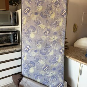 COLCHÃO SOLTEIRO - SIMPLES + CAPA DE NAPA MARROM COM ZIPER — J071.30