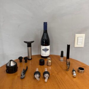 COMBO CLUBINHO DO VINHO: PEÇAS DIFERENTES... BOMBAS DE VÁCUO + TAMPAS + FILTRO + DOSADORES PARA DEGUSTAÇÃO + ABRIDOR + 1 GARRAFA DE VINHO PINOT NOIR 2023 - SANTA JULIA - MENDOZA — R095.57