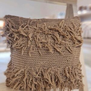 ALMOFADA CARAMELO - MALHA E TECIDO - FRANJA - PEÇA ÚNICA — A127.03