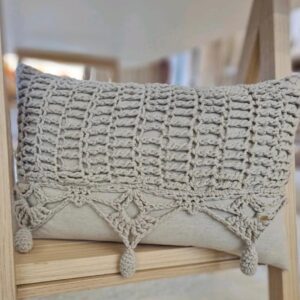ALMOFADA CINZA - TECIDO + CROCHÊ - RETANGULAR - PEÇA ÚNICA — A127. 04