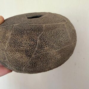 PEÇA DECORATIVA ou VASO BAIXO - CERÂMICA - TODA TRABALHADA — A127.16