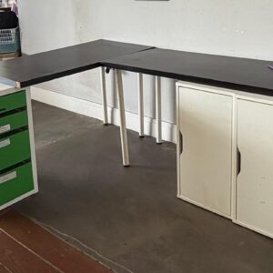 2 ESCRIVANINHAS QUE SE COMPLETAM - UMA COM GAVETEIRO + UMA COM DUAS PORTINHAS - COMPENSADO DE MADEIRA + FÓRMICA — M141.04