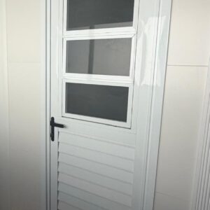 PORTA DE ALUMÍNIO COM BASCULANTES E VENEZIANA — L092.06