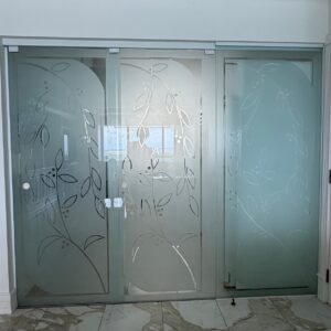 CONJUNTO DE PORTAS DE CORRER - BLINDEX - 3 FOLHAS JATEADAS - UMA FIXA E DUAS DE CORRER — L092.02