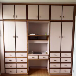 ARMÁRIO ANOS 1980 - MADEIRA + LÂMINA MADEIRA + LÂMINA ROSA CHÁ + PORTAS + GAVETAS + MALEIRO + ESCRIVANINHA + NICHO PARA TV — C094.03