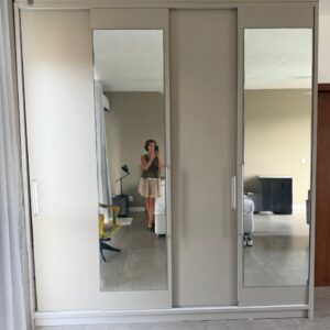 ROUPEIRO PLANEJADO - MDF - CINZA - 4 PORTAS DE CORRER - 2 COM ESPELHO - PRATELEIRAS, ARARAS E GAVETAS — J060.101