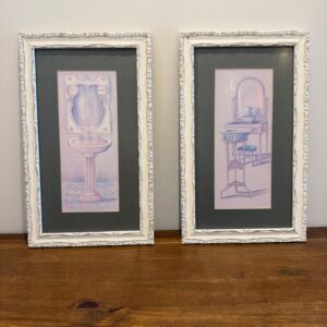 PAR DE QUADROS - TONS PASTEIS PUXANDO PARA O ROSA - TEMA TOILLETE - VIDRO ANTI-REFLEXO — B050.03