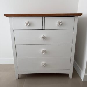 CÔMODA MADEIRA MACIÇA + PINTURA BRANCA + TAMPO NATURAL + PUXADORES CERÂMICA ESMALTADA — B050.14