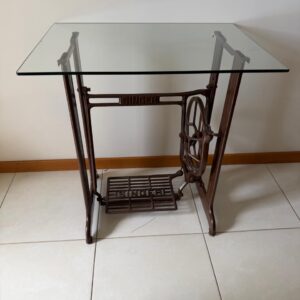 MESINHA FEITA COM PÉ DE MÁQUINA ANTIGA - SINGER - TAMPO VIDRO — M144.19