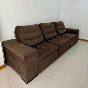 SOFÁ RETRÁTIL - TRIPARTIDO - ENCOSTO CABEÇA ARTICULADO - SUEDE MARROM — M144.13