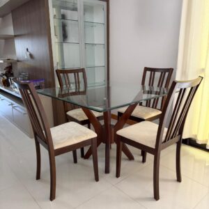 CONJUNTO MESA DE JANTAR QUADRADA - TAMPO VIDRO BISOTÊ - PÉ CENTRAL + 4 CADEIRAS ESPALDAR VAZADO ALTO — M144.11