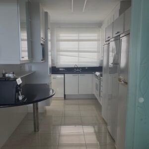 COZINHA FORMAPLÁS - BRANCA - BANCADA GRANITO PRETO - ARMÁRIOS, GAVETAS, VÃO PARA ELETROS - BANCADA DE COPA COM PÉ INOX - FOGÃO BRASTEMP GRILL QUALITY 4 BOCAS DE EMBUTIR — L092.03