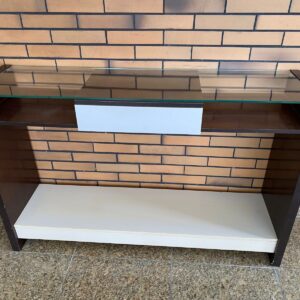 APARADOR EM MDF - DETALHE GAVETA CENTRAL BRANCA - TAMPO VIDRO 10MM — C096.03