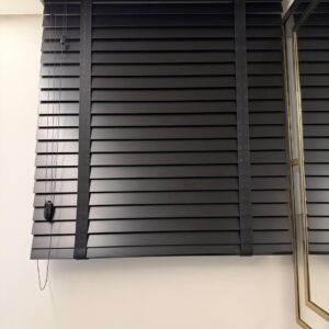 PEÇA ÚNICA - PERSIANA PRETA - MADEIRA - MARCA QUEVEDO — R098.06