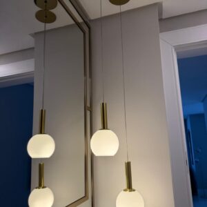 2 LUMINÁRIAS PENDENTES - MARCA OUSE - VIDRO LEITOSO - DETALHES EM DOURADO - Valor por peça — R098.07