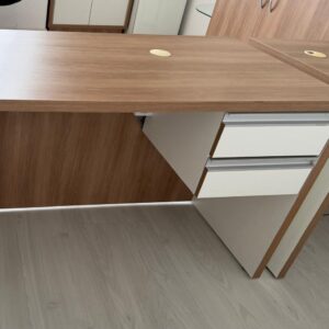 ESCRIVANINHA - MDF - FURO PASSAGEM DE FIAÇÃO NO TAMPO E LATERAL - GAVETAS À DIREITA — L094.01