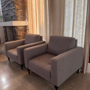 2 POLTRONAS - GRANDES - ESPAÇOSAS - QUADRADAS - PÉS MADEIRA - Valor em separado — G061.02