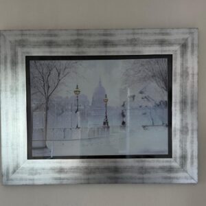 QUADRO - GRAVURA PAISAGEM NA NEVE - MOLDURA PRATEADA - VIDRO COMUM — M146.03