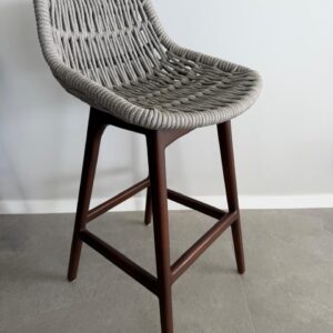 PAR DE BANQUETAS ALTAS - DESIGNER ASSINADO POR LUCIANO MANDELLI - TIDELLI - ÁREA EXTERNA - CORDA NÁUTICA TRAMADA À MÃO - MADEIRA CERTIFICADA — H020.01